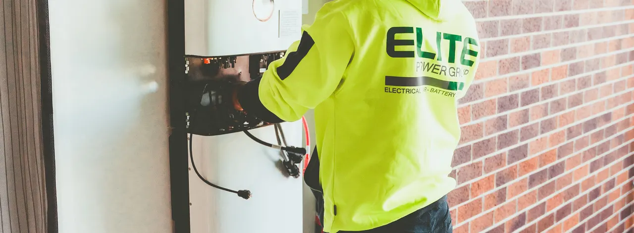 Installateur certifié IRVE posant une borne de recharge