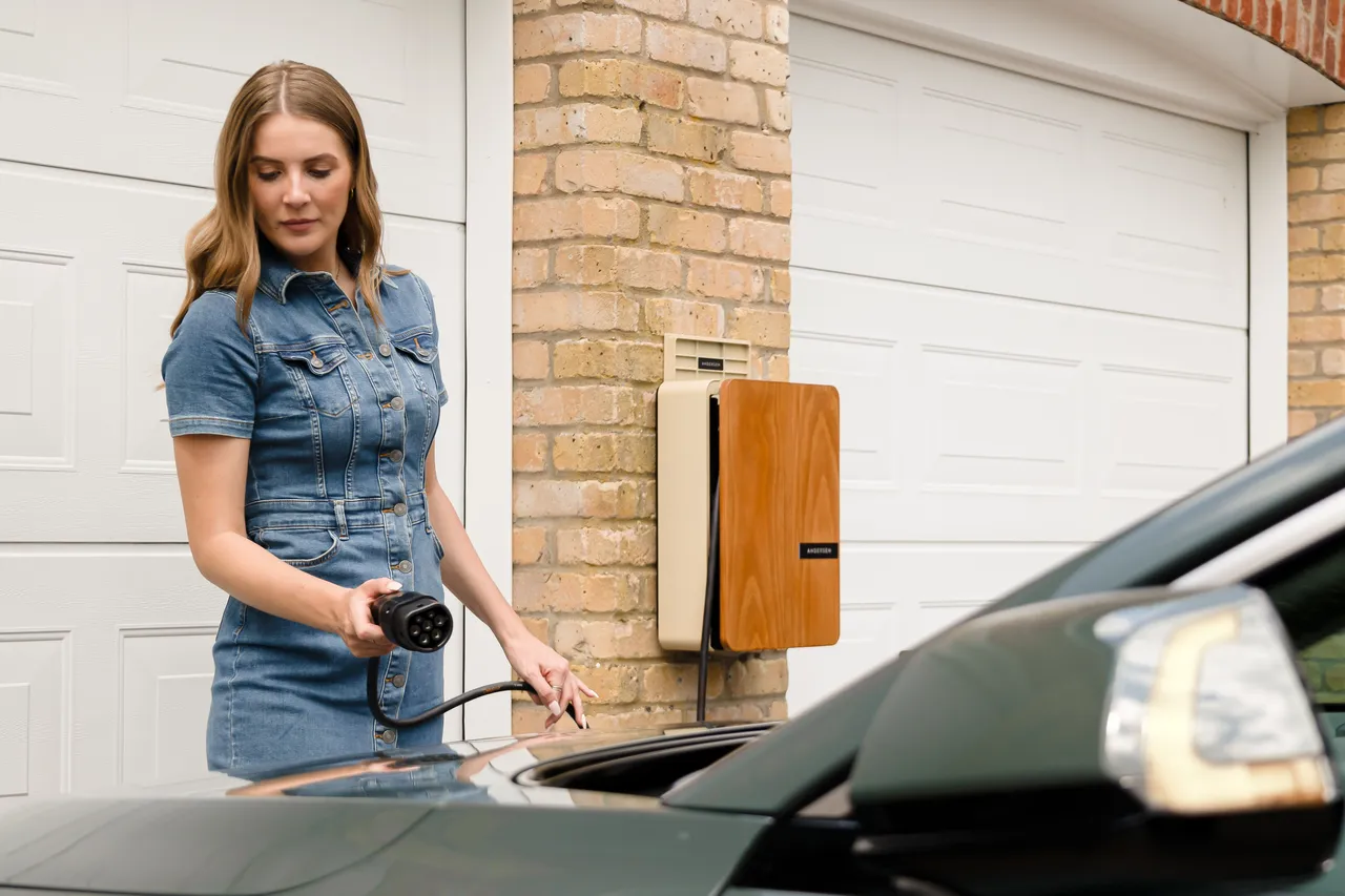 Recharge d'une voiture électrique à domicile sur une borne murale