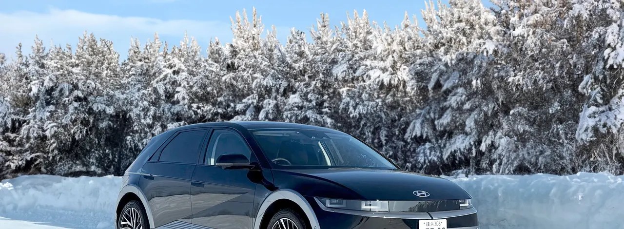 Voiture électrique en charge sous la neige