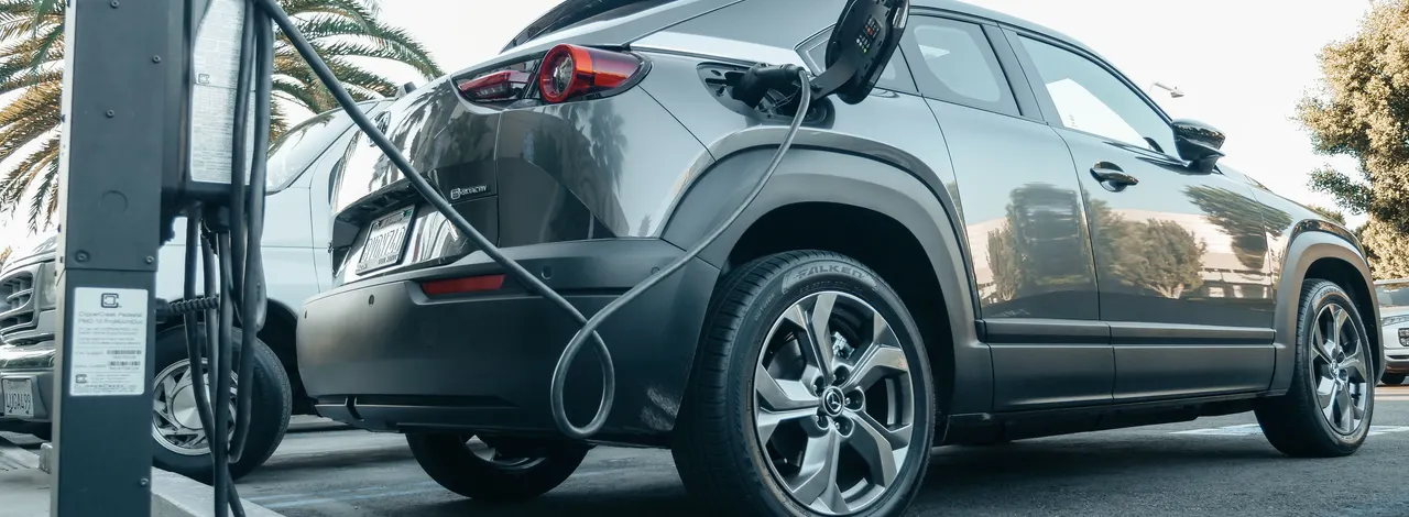 Voiture hybride rechargeable en charge