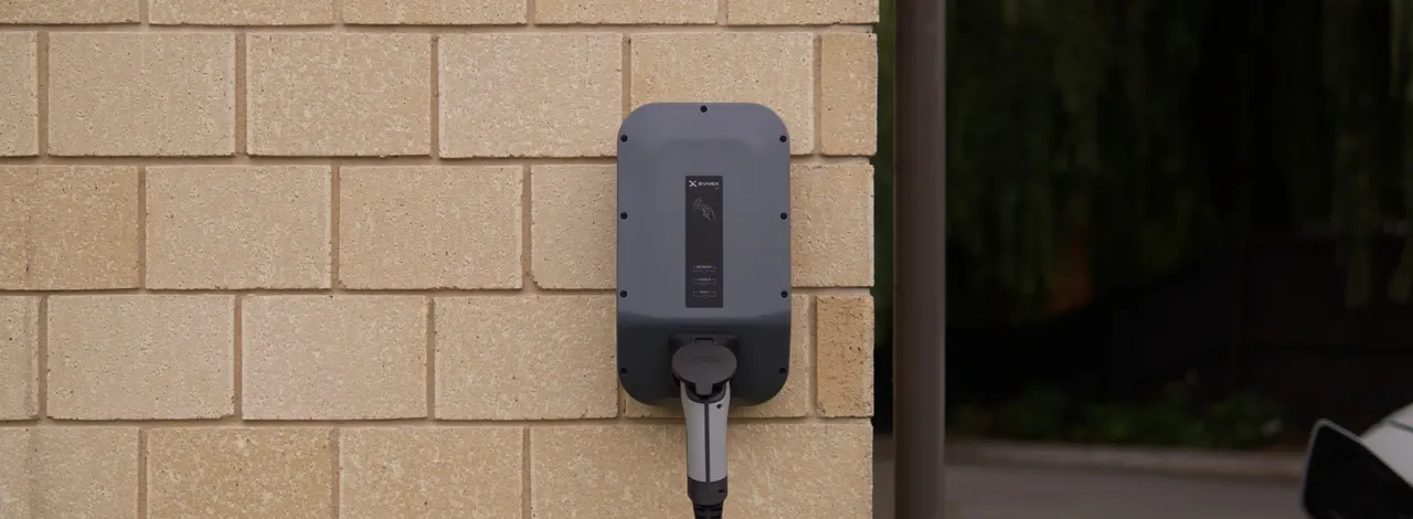Borne de recharge murale installée sur un mur
