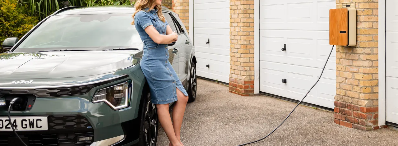 Voiture électrique en charge devant une maison