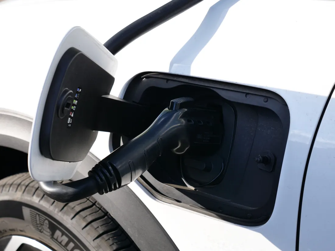 Câble branché dans la trappe de recharge d'une voiture électrique