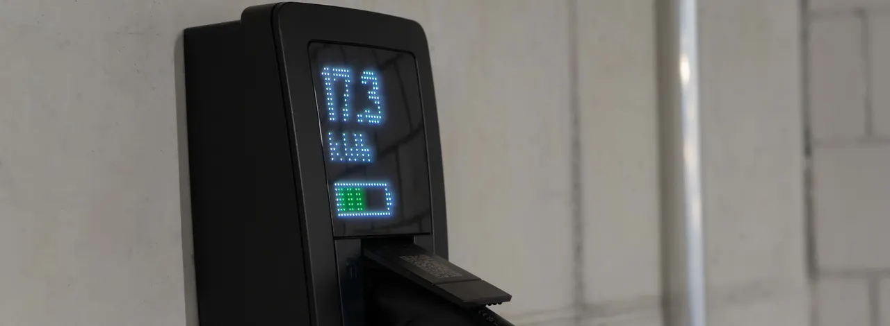 Gros plan d'une wallbox de recharge murale
